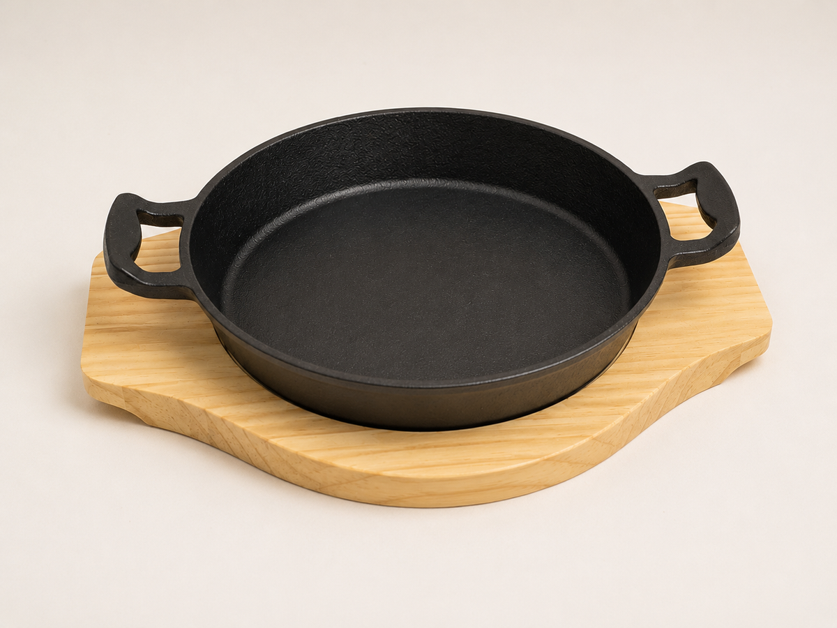 Round Cast Iron Serving Skillet with Wooden Base – Heavy Duty Oven-to-Table Pan | 19 cm